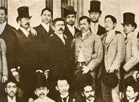 Del Pilar gave up his chair for Rizal .